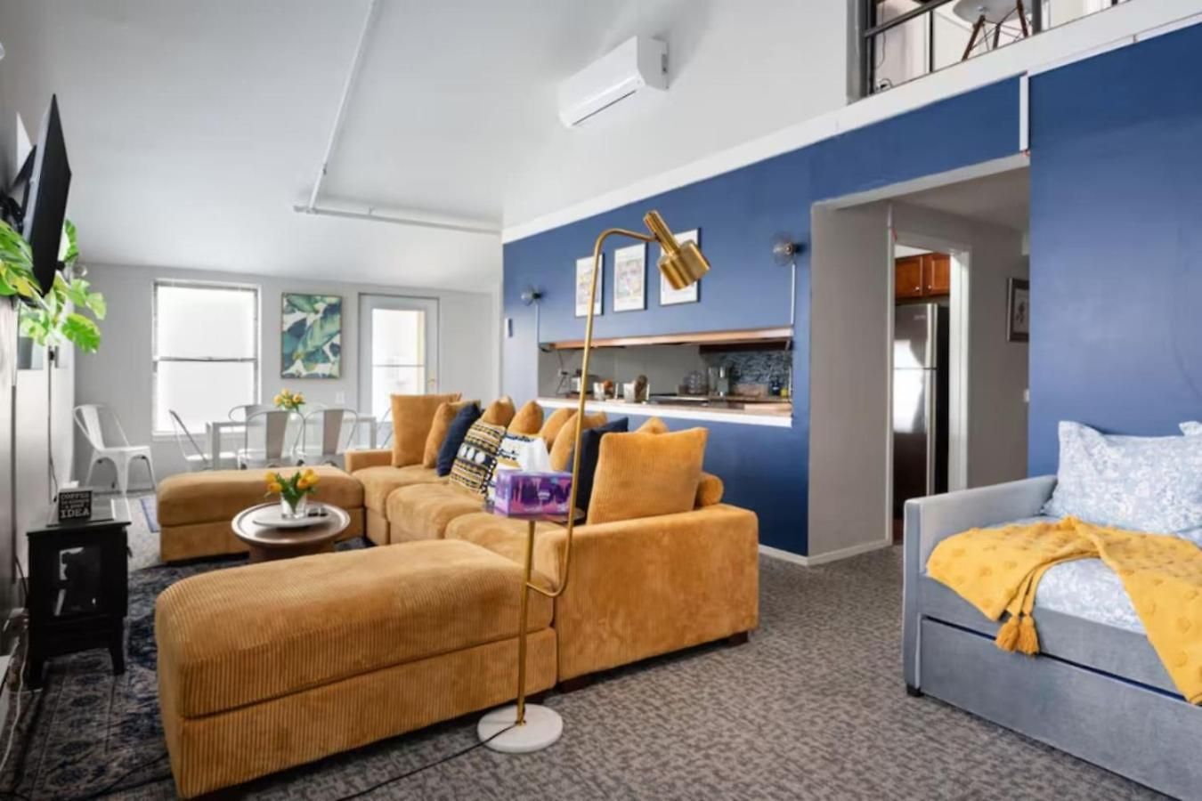 Sleep 25 - Huge Downtown Vintage Lofts, Balcony & Gym Chicago