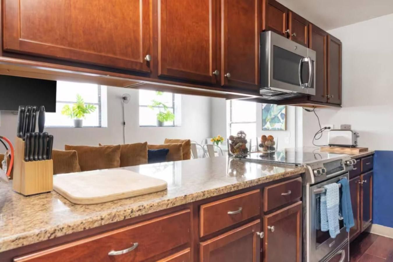 Sleep 25 - Huge Downtown Vintage Lofts, Balcony & Gym Apartment *