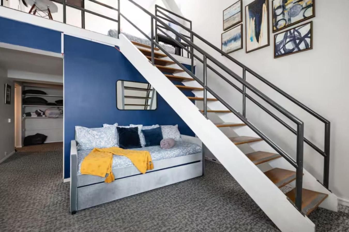 Sleep 25 - Huge Downtown Vintage Lofts, Balcony & Gym Apartment Chicago