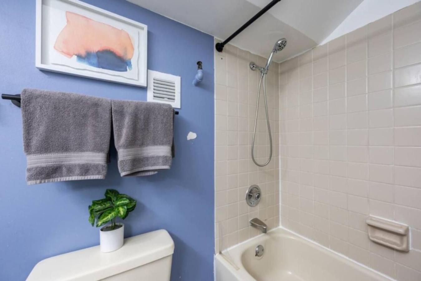 Sleep 25 - Huge Downtown Vintage Lofts, Balcony & Gym *