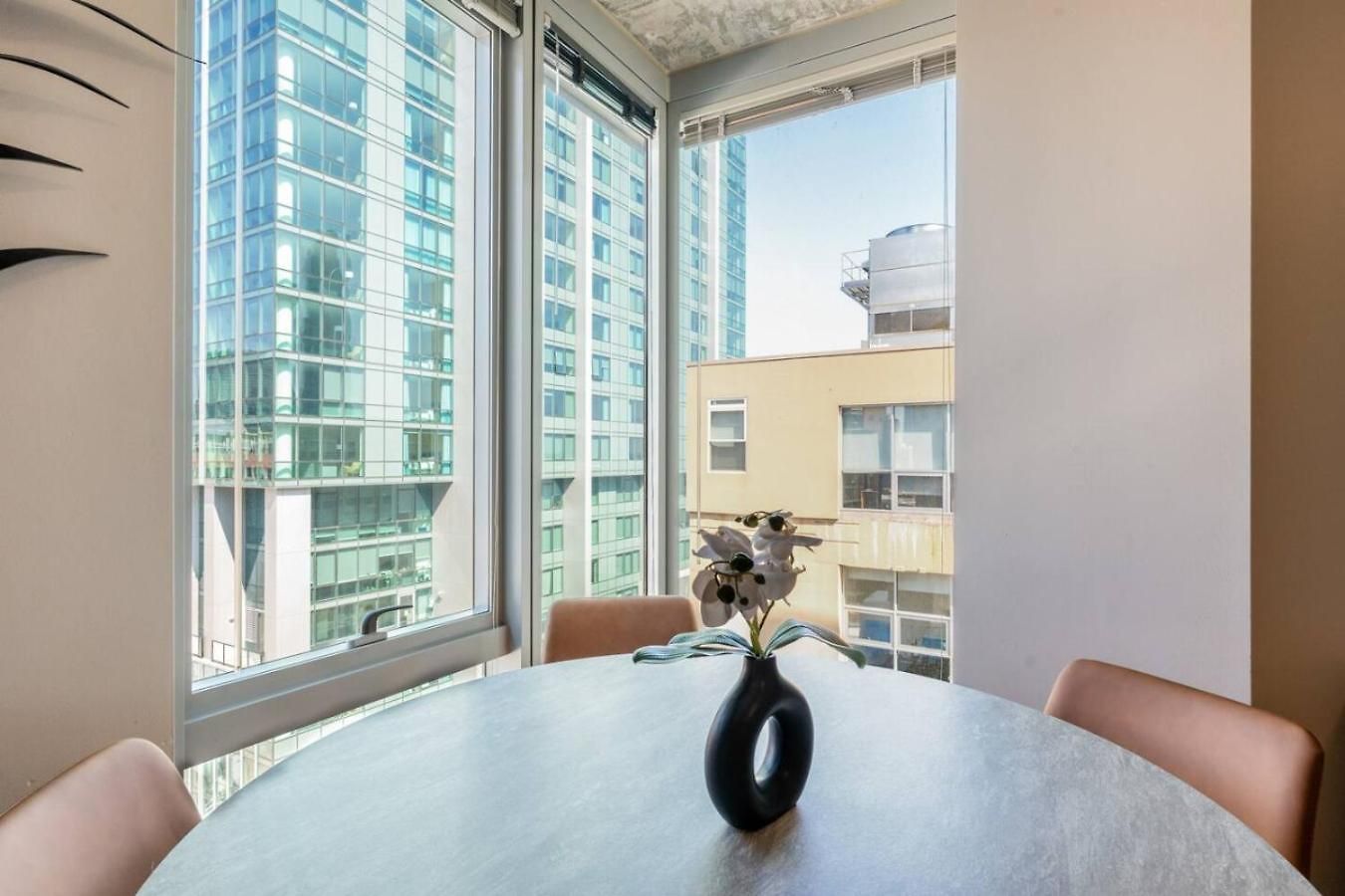 Downtown 9bd - Sleep 18 - *