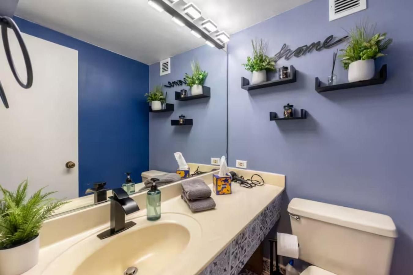 Sleep 25 - Huge Downtown Vintage Lofts, Balcony & Gym *
