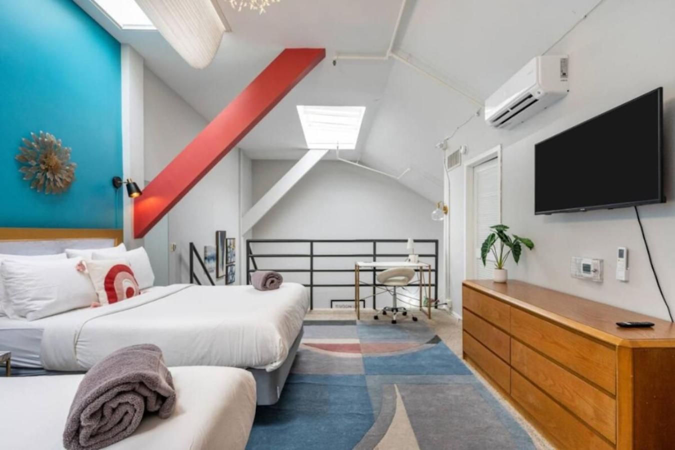 Sleep 25 - Huge Downtown Vintage Lofts, Balcony & Gym Chicago