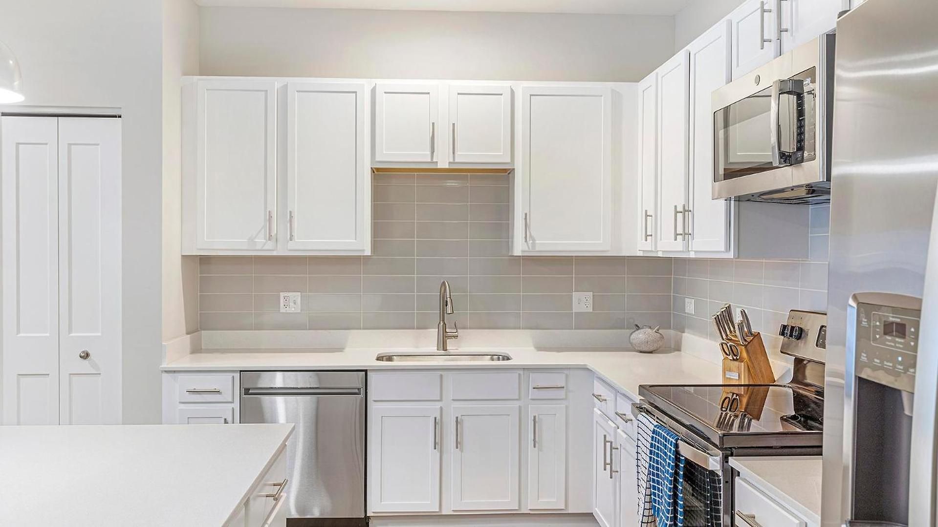 Landing Modern 2bd Clubhouse Gym Apartment Chicago