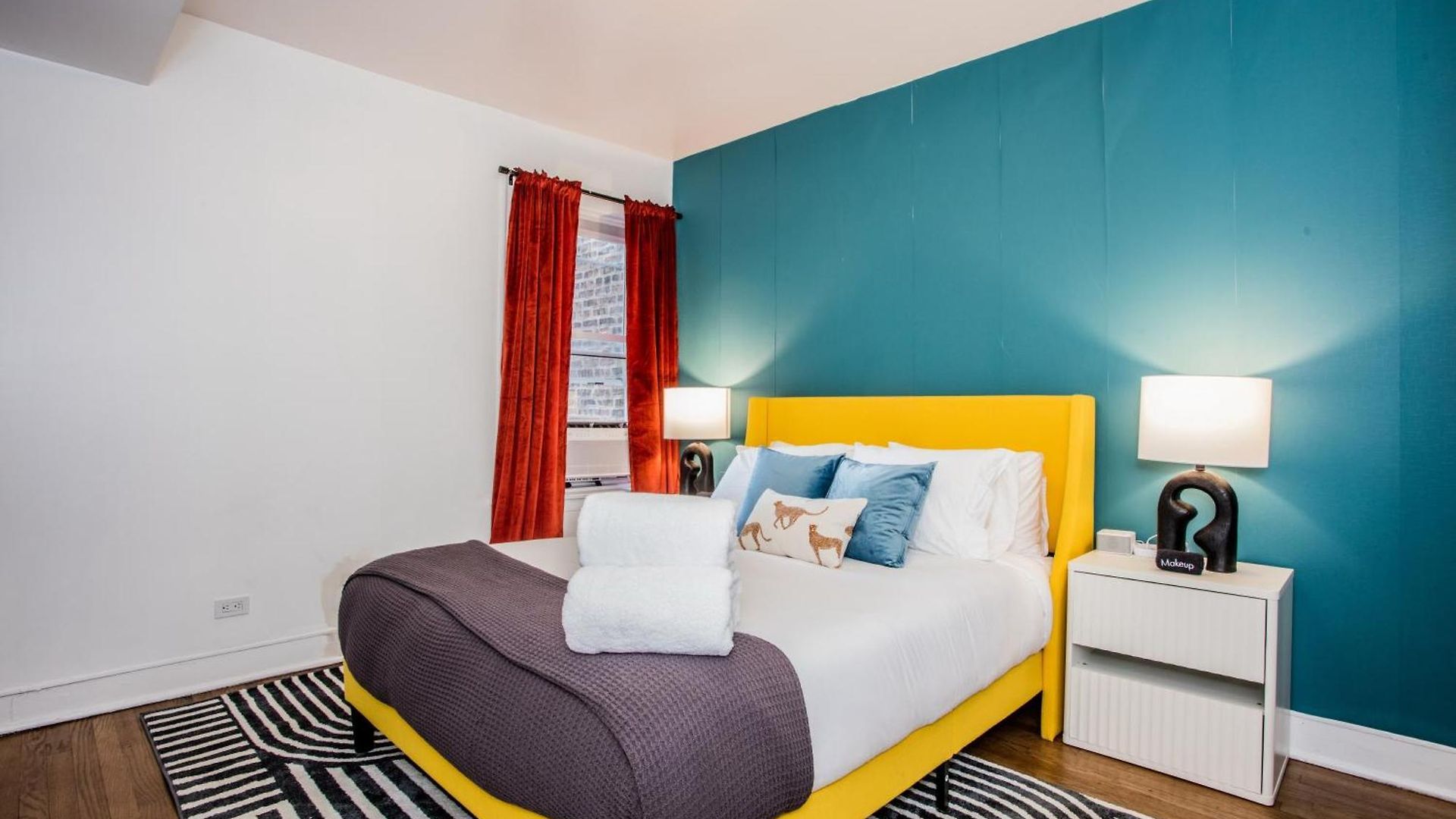 King Bed, Great Wifi, United Center, Walk To Train Apartment Chicago