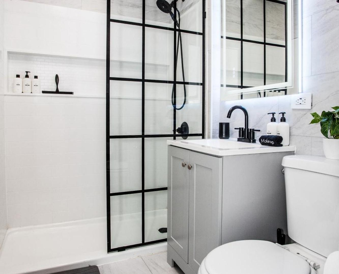 King Bed, Great Wifi, United Center, Walk To Train Apartment
