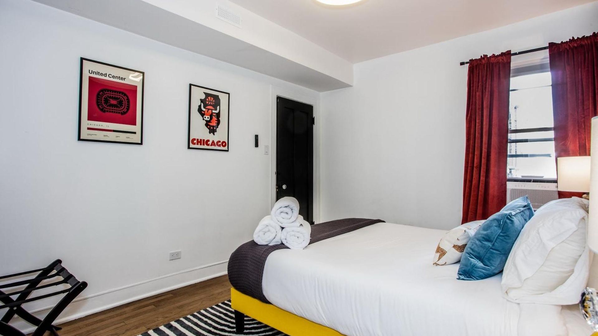 King Bed, Great Wifi, United Center, Walk To Train Apartment Chicago