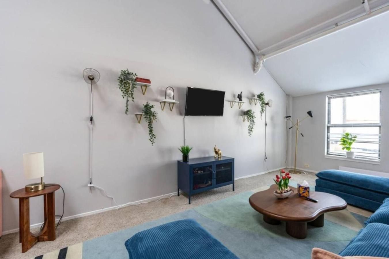 Sleep 25 - Huge Downtown Vintage Lofts, Balcony & Gym Apartment *