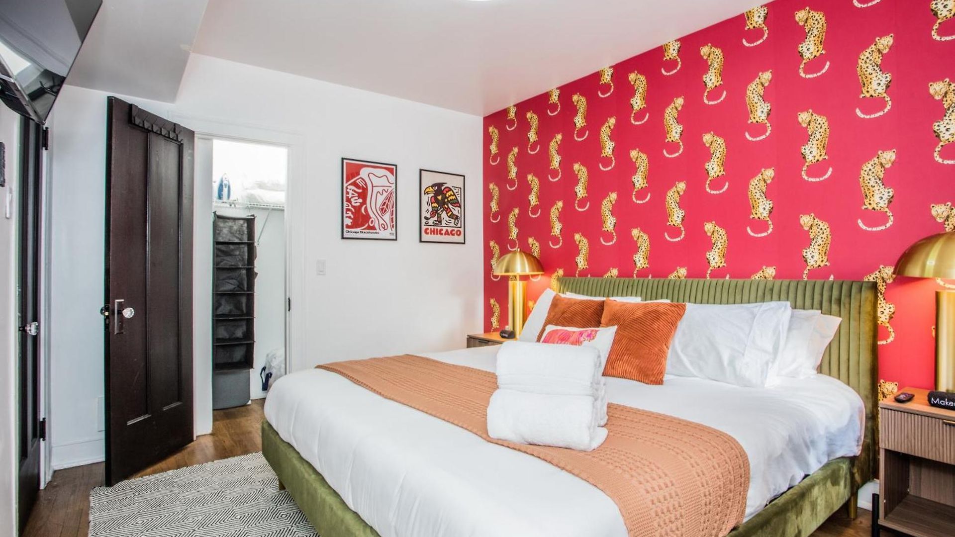 King Bed, Great Wifi, United Center, Walk To Train Apartment *
