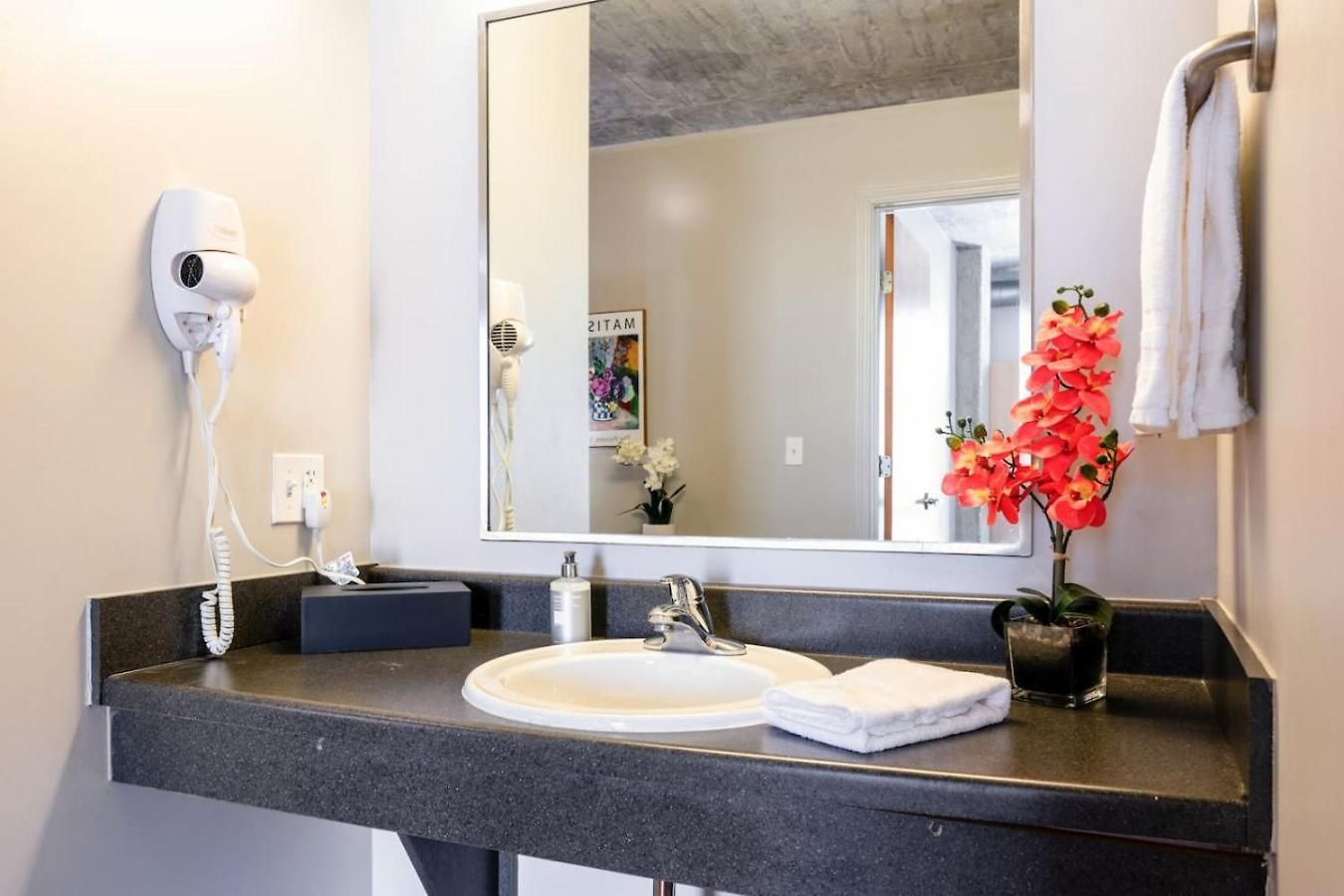 Downtown 9bd - Sleep 18 -