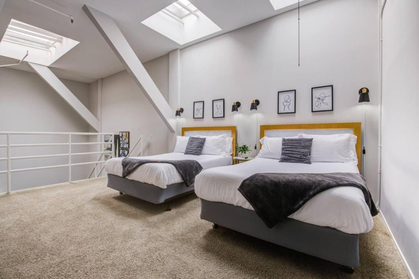 Sleep 25 - Huge Downtown Vintage Lofts, Balcony & Gym Chicago