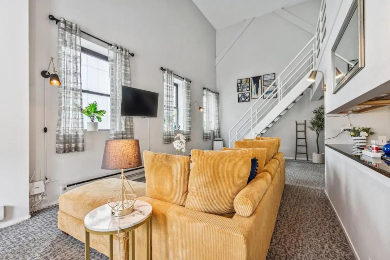 Sleep 25 - Huge Downtown Vintage Lofts, Balcony & Gym
