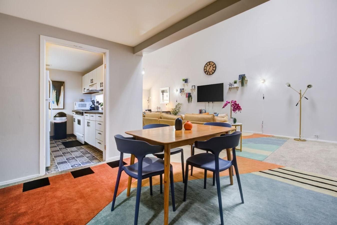 Sleep 25 - Huge Downtown Vintage Lofts, Balcony & Gym Apartment