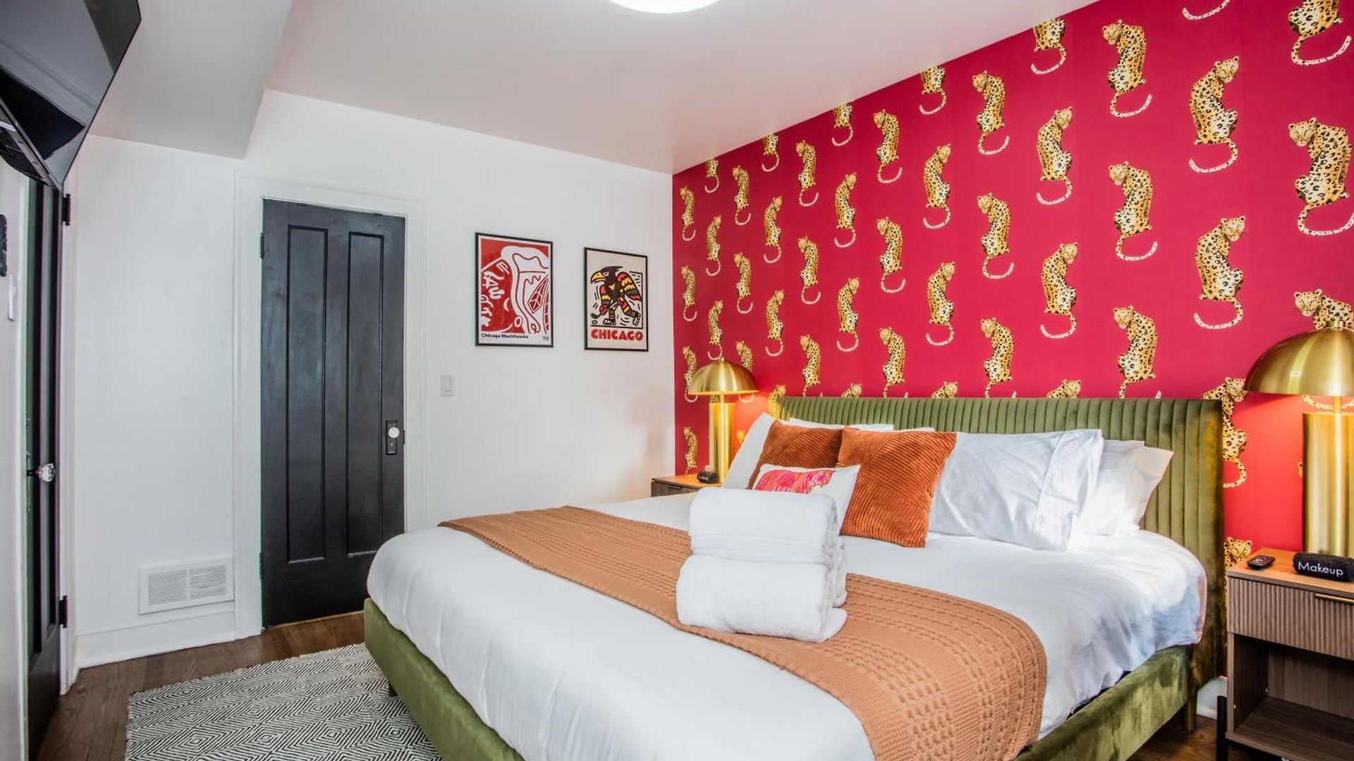 King Bed, Great Wifi, United Center, Walk To Train Apartment *