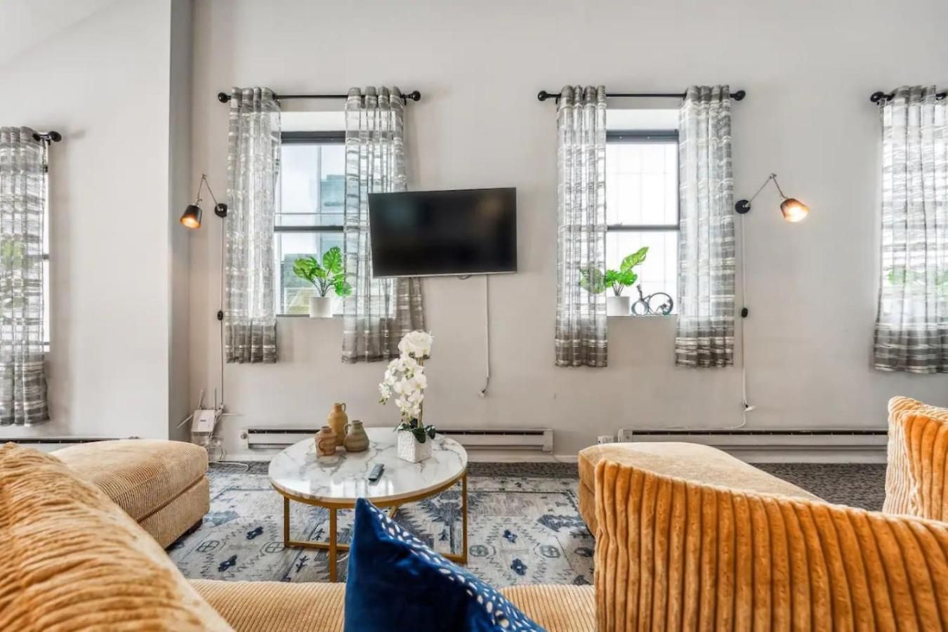 Apartment Sleep 25 - Huge Downtown Vintage Lofts, Balcony & Gym