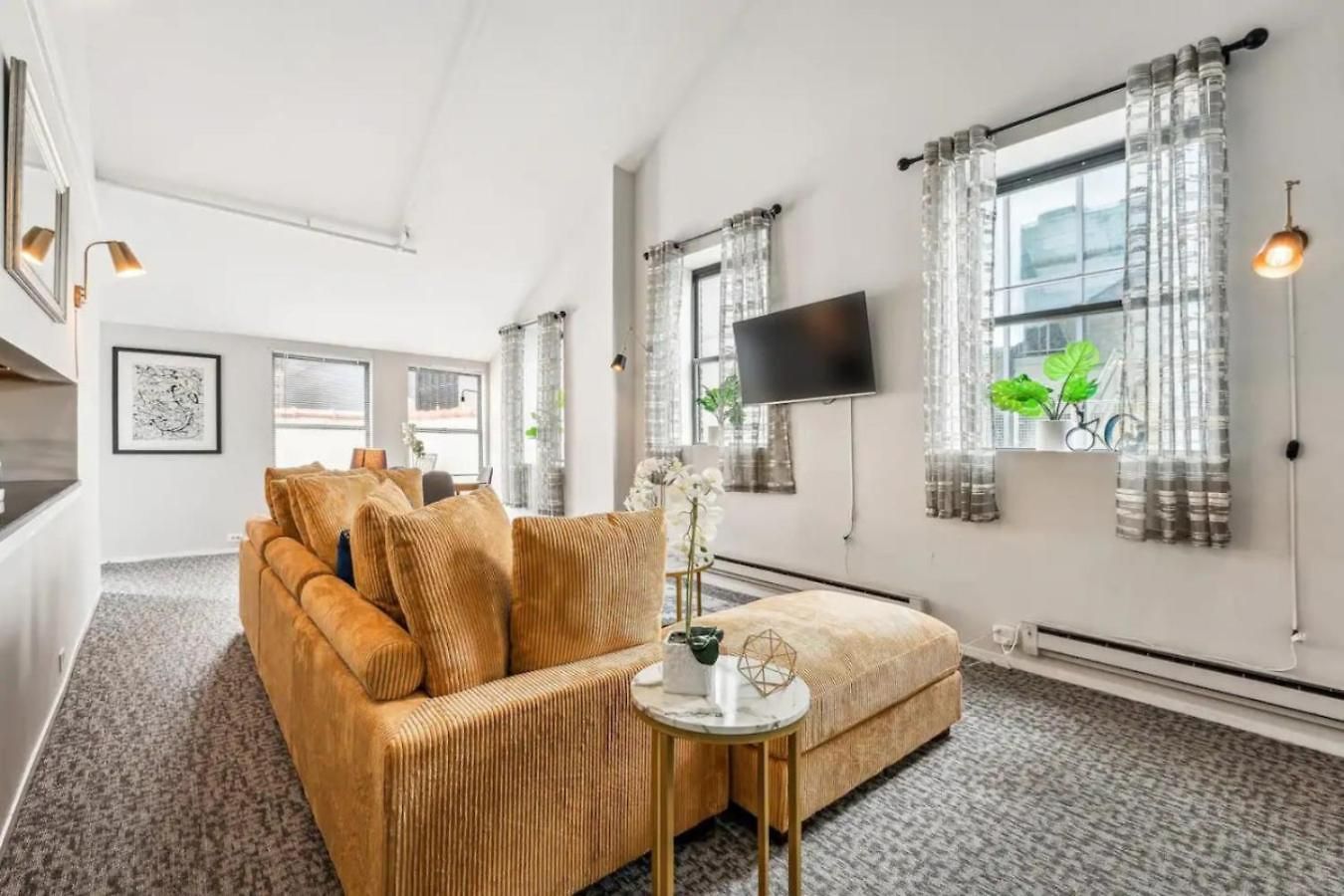 Sleep 25 - Huge Downtown Vintage Lofts, Balcony & Gym
