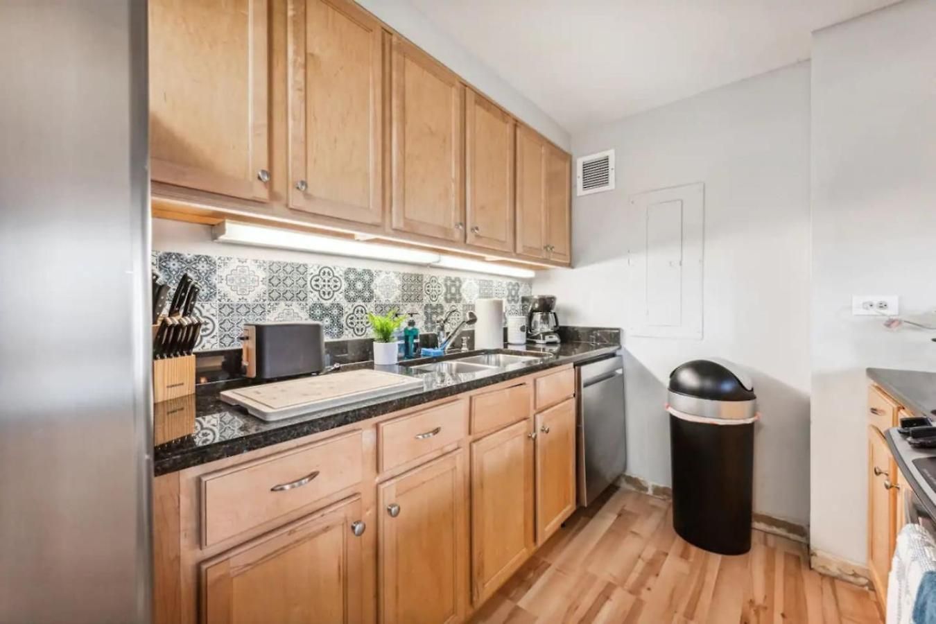 Sleep 25 - Huge Downtown Vintage Lofts, Balcony & Gym *