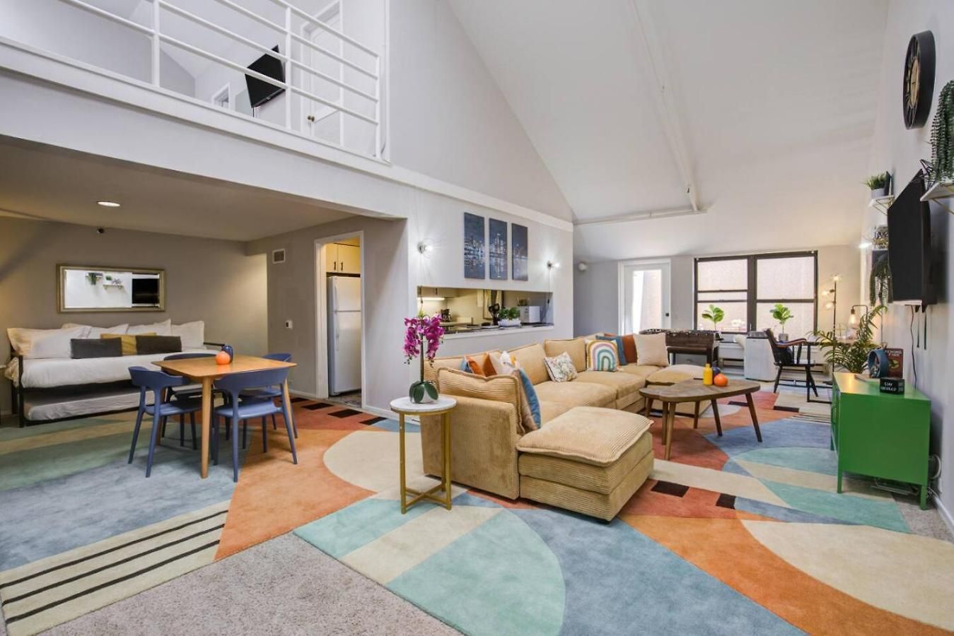 Sleep 25 - Huge Downtown Vintage Lofts, Balcony & Gym Apartment *