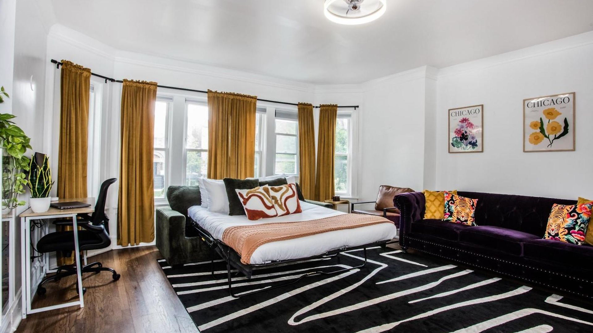 King Bed, Great Wifi, United Center, Walk To Train Apartment *