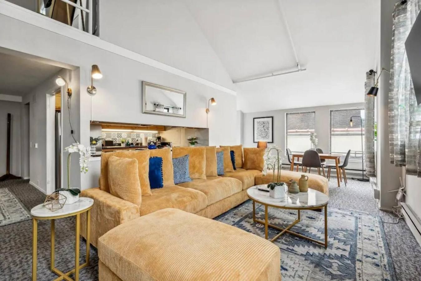 Apartment Sleep 25 - Huge Downtown Vintage Lofts, Balcony & Gym