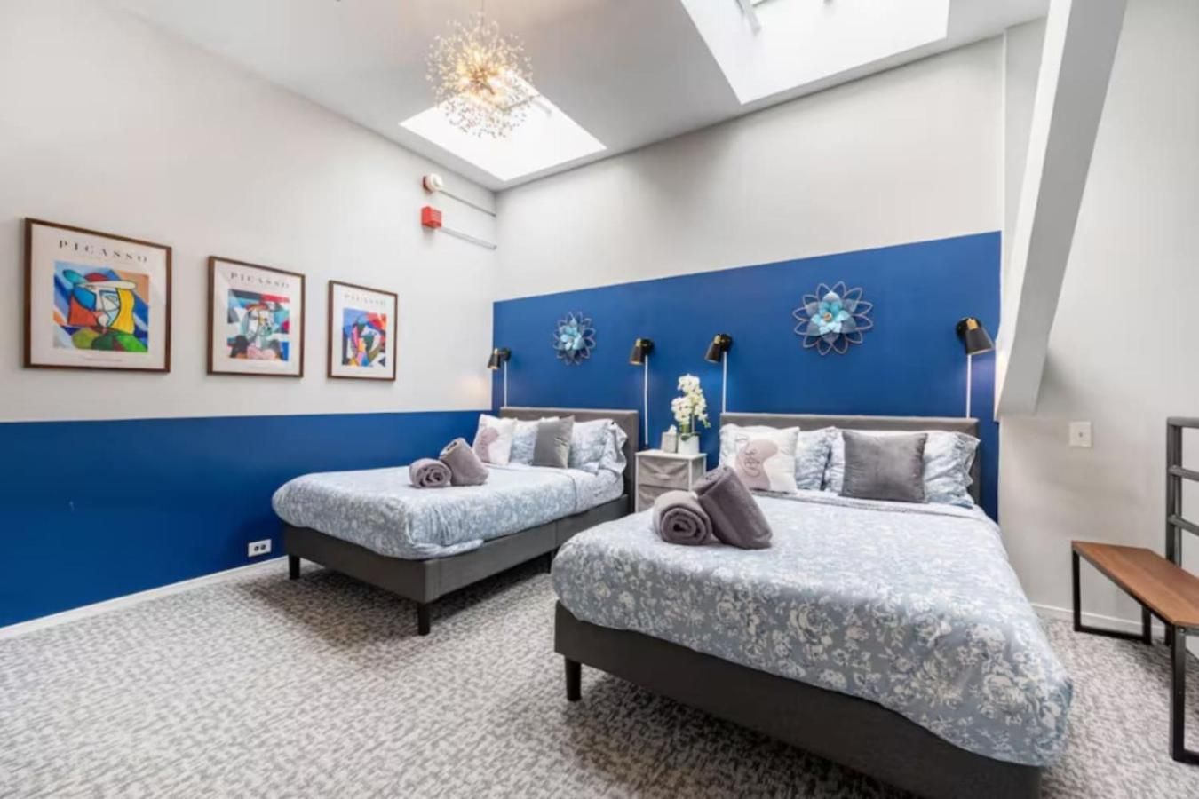 Sleep 25 - Huge Downtown Vintage Lofts, Balcony & Gym *