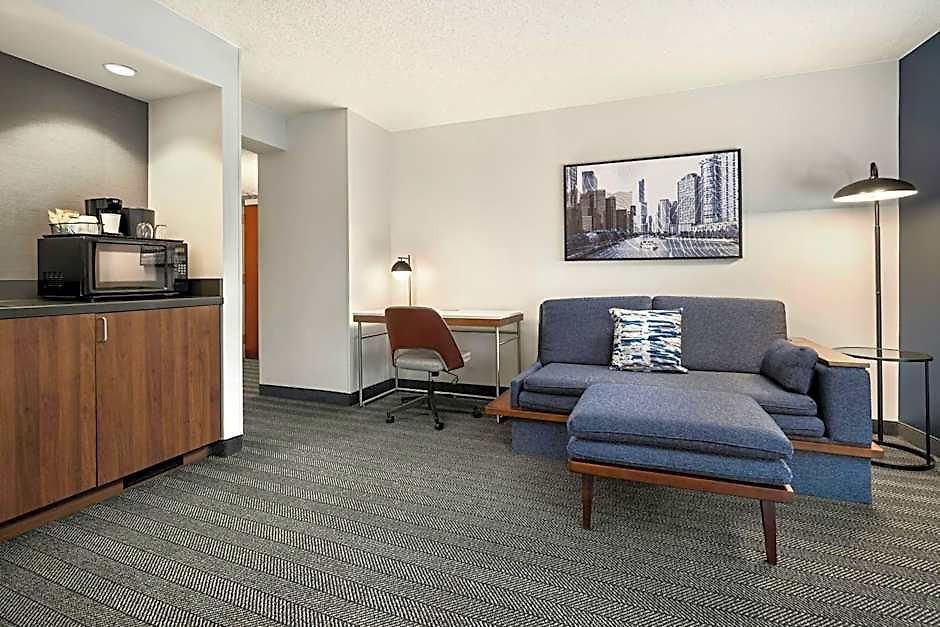 Courtyard By Marriott Downtown/river North Hotel