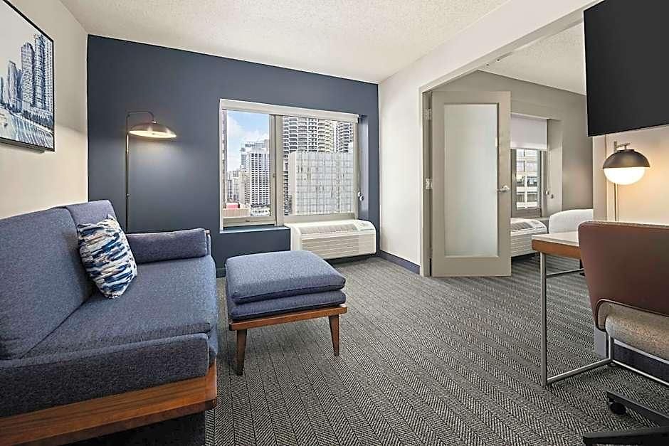 Courtyard By Marriott Downtown/river North 3*