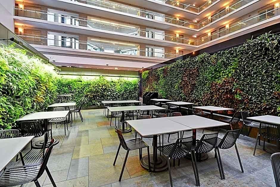 Embassy By Hilton Downtown Magnificent Mile 4*