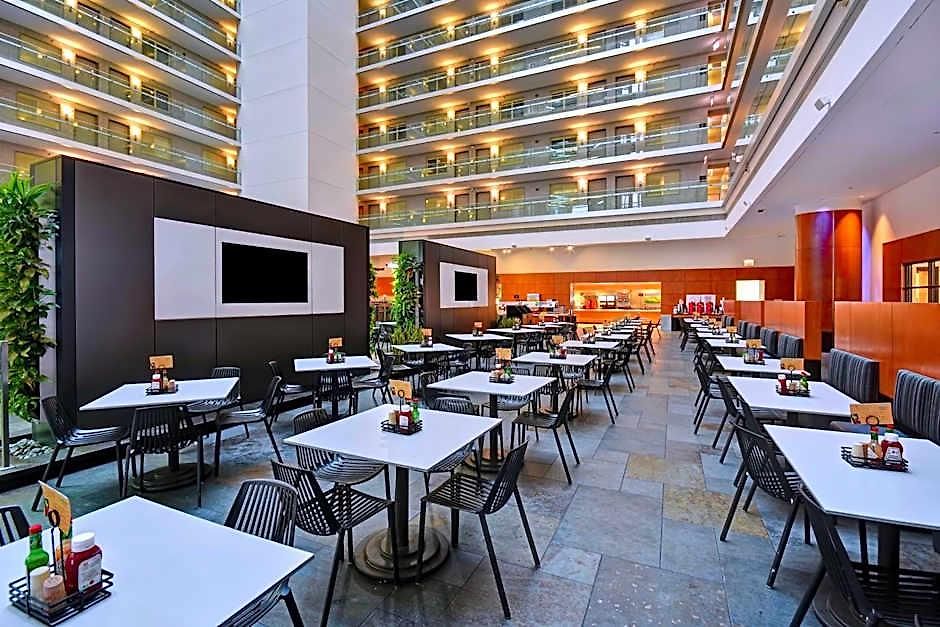 Embassy By Hilton Downtown Magnificent Mile