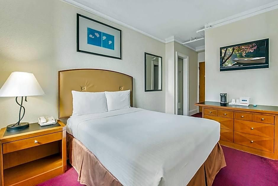 Travelodge By Wyndham Downtown Hotel