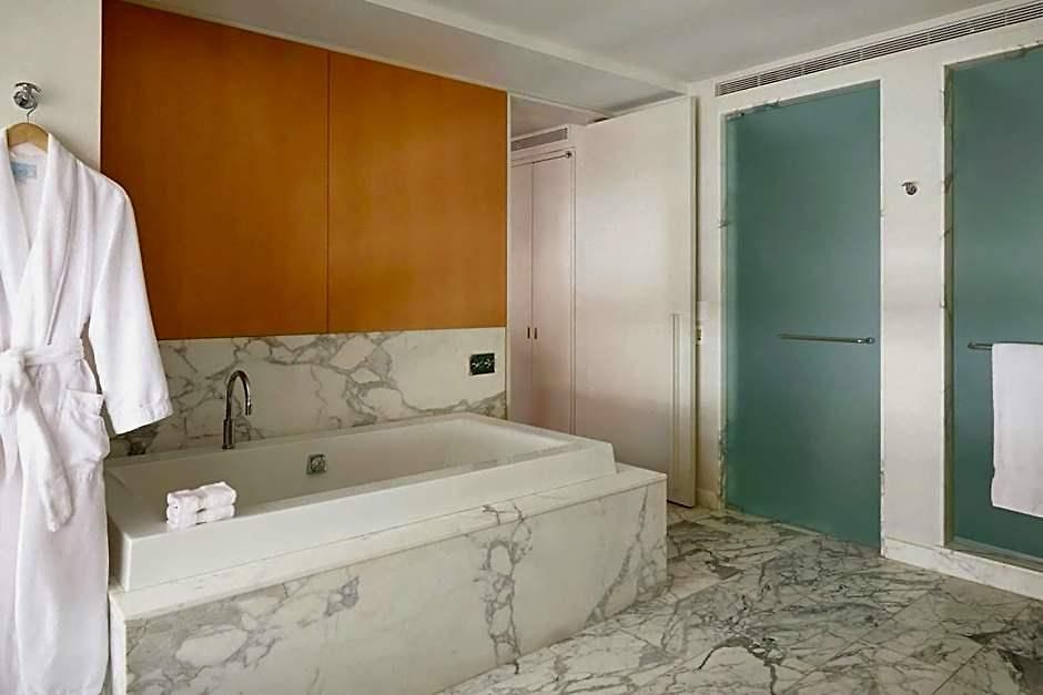 55 Downtown 4*