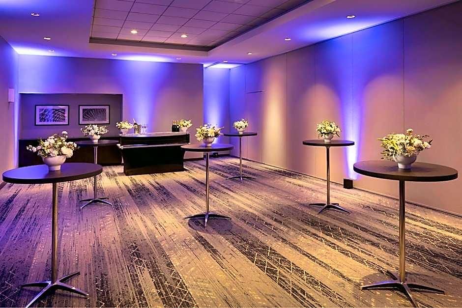 Courtyard By Marriott Downtown/magnificent Mile Hotel 3*