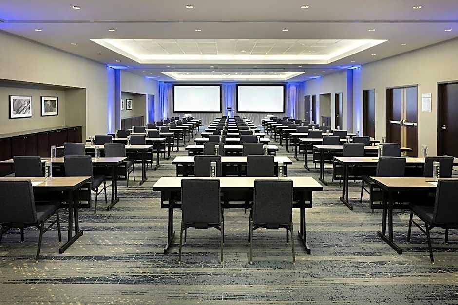 Courtyard By Marriott Downtown/magnificent Mile Hotel 3*
