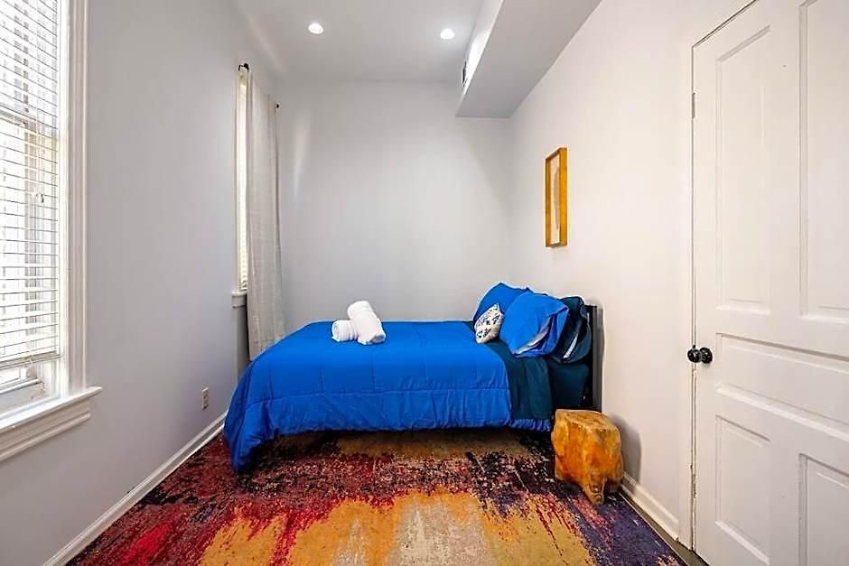 Lincoln Park 3 Bedroom Penthouse Apartment