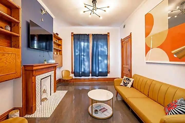 Lincoln Park 3 Bedroom Penthouse *