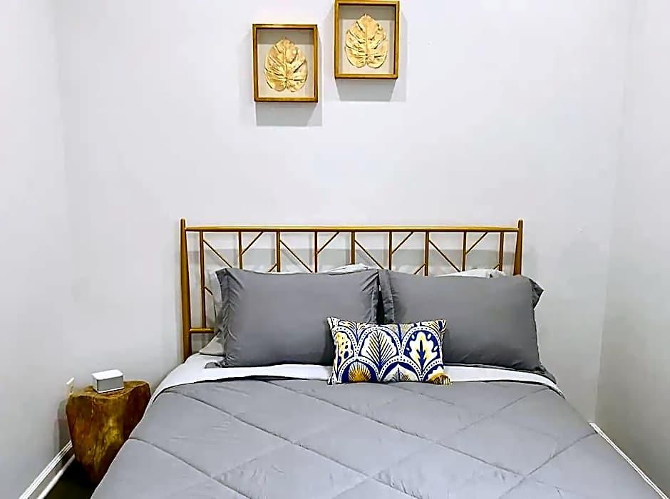 Lincoln Park 3 Bedroom Penthouse Apartment *