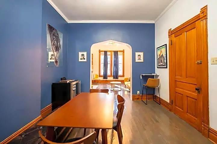 Lincoln Park 3 Bedroom Penthouse Apartment *