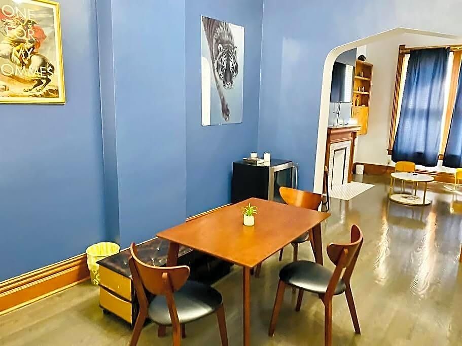 Lincoln Park 3 Bedroom Penthouse Apartment