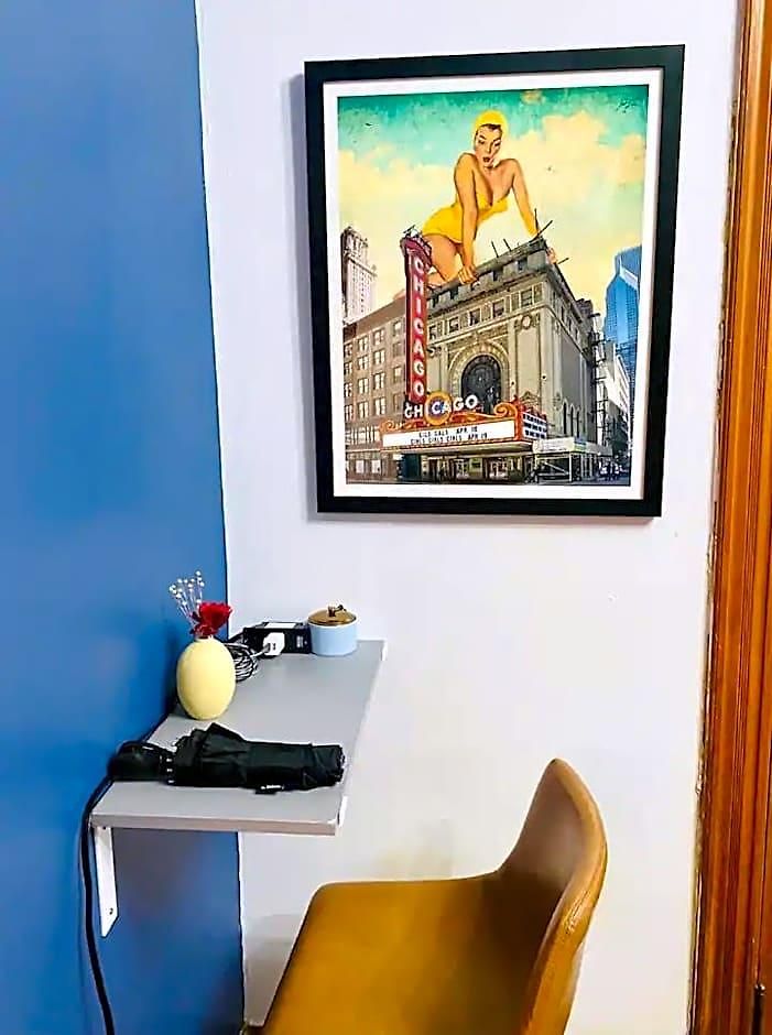 Lincoln Park 3 Bedroom Penthouse Apartment *