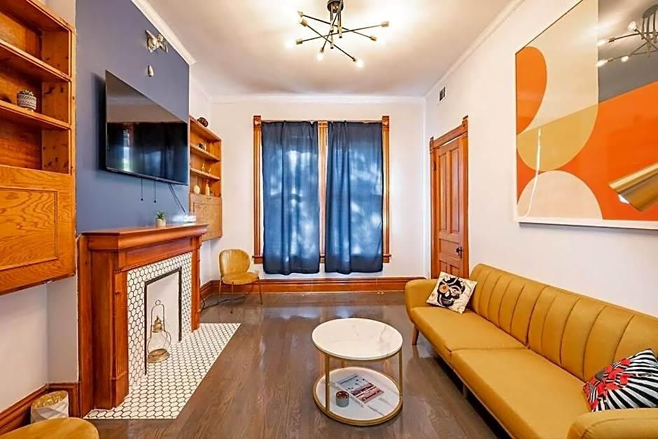 Lincoln Park 3 Bedroom Penthouse Apartment *