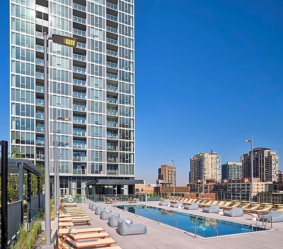 Hotel Level River North