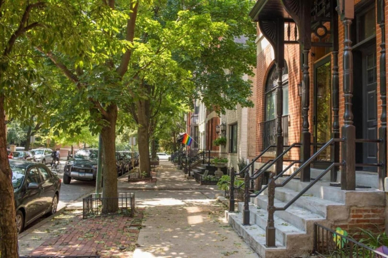 4 Bedroom • Theater • Gym • Walk To Lincoln Park! Holiday home