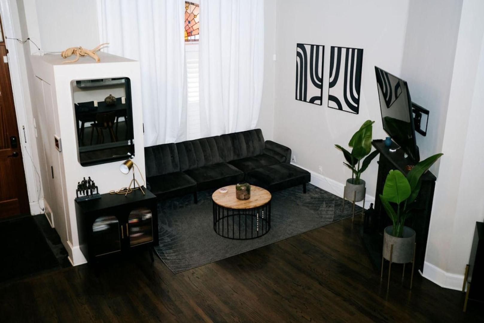 4 Bedroom • Theater • Gym • Walk To Lincoln Park! Holiday home *