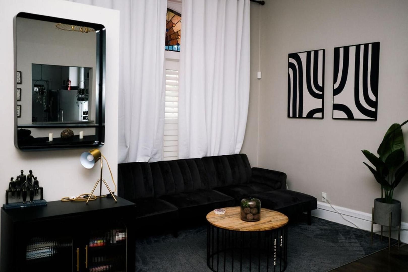 4 Bedroom • Theater • Gym • Walk To Lincoln Park!