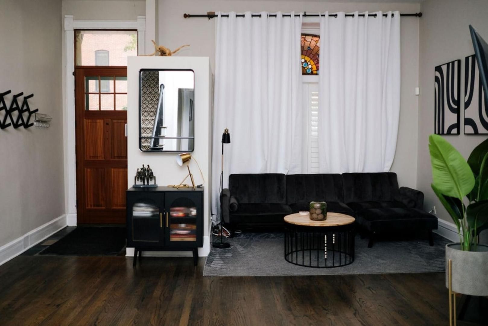 4 Bedroom • Theater • Gym • Walk To Lincoln Park! Holiday home
