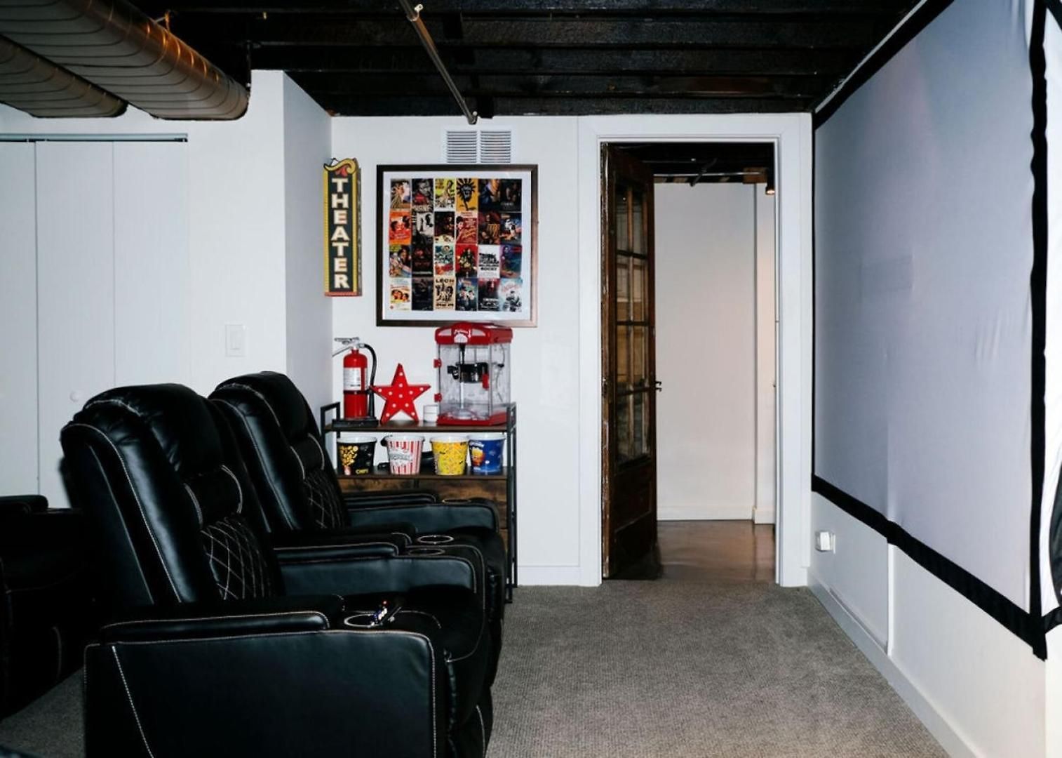 4 Bedroom • Theater • Gym • Walk To Lincoln Park!