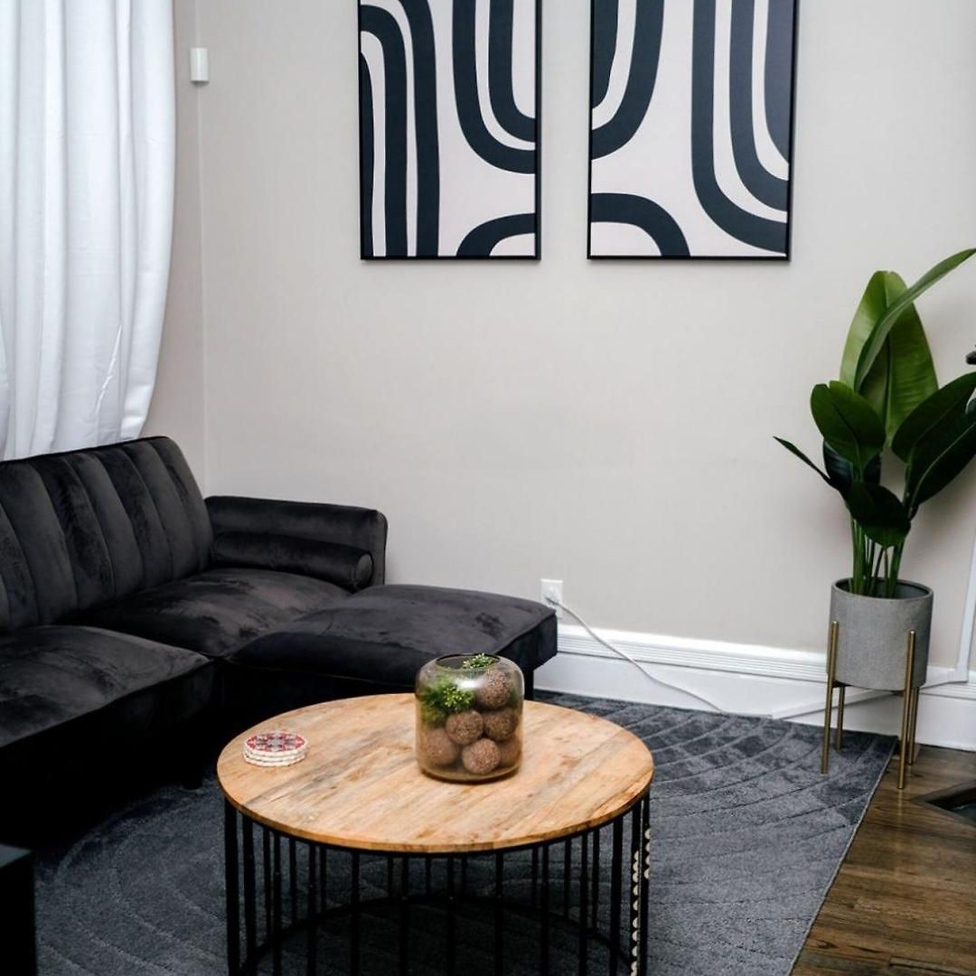 4 Bedroom • Theater • Gym • Walk To Lincoln Park! Holiday home