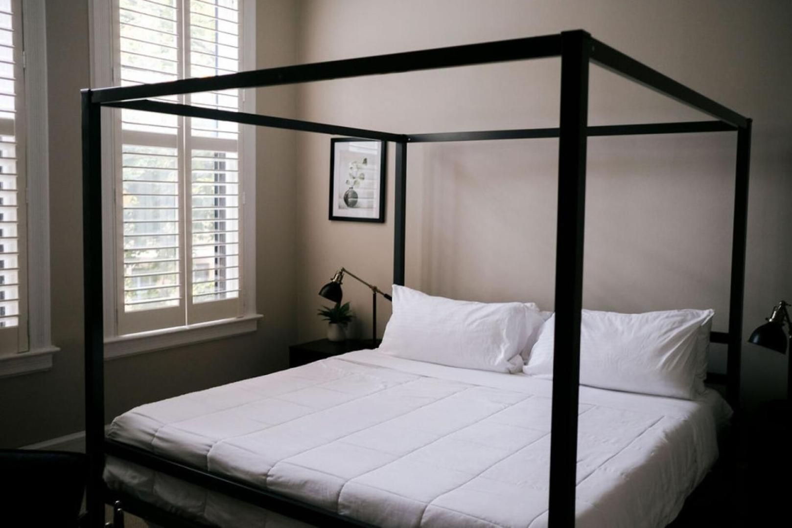 4 Bedroom • Theater • Gym • Walk To Lincoln Park! Holiday home