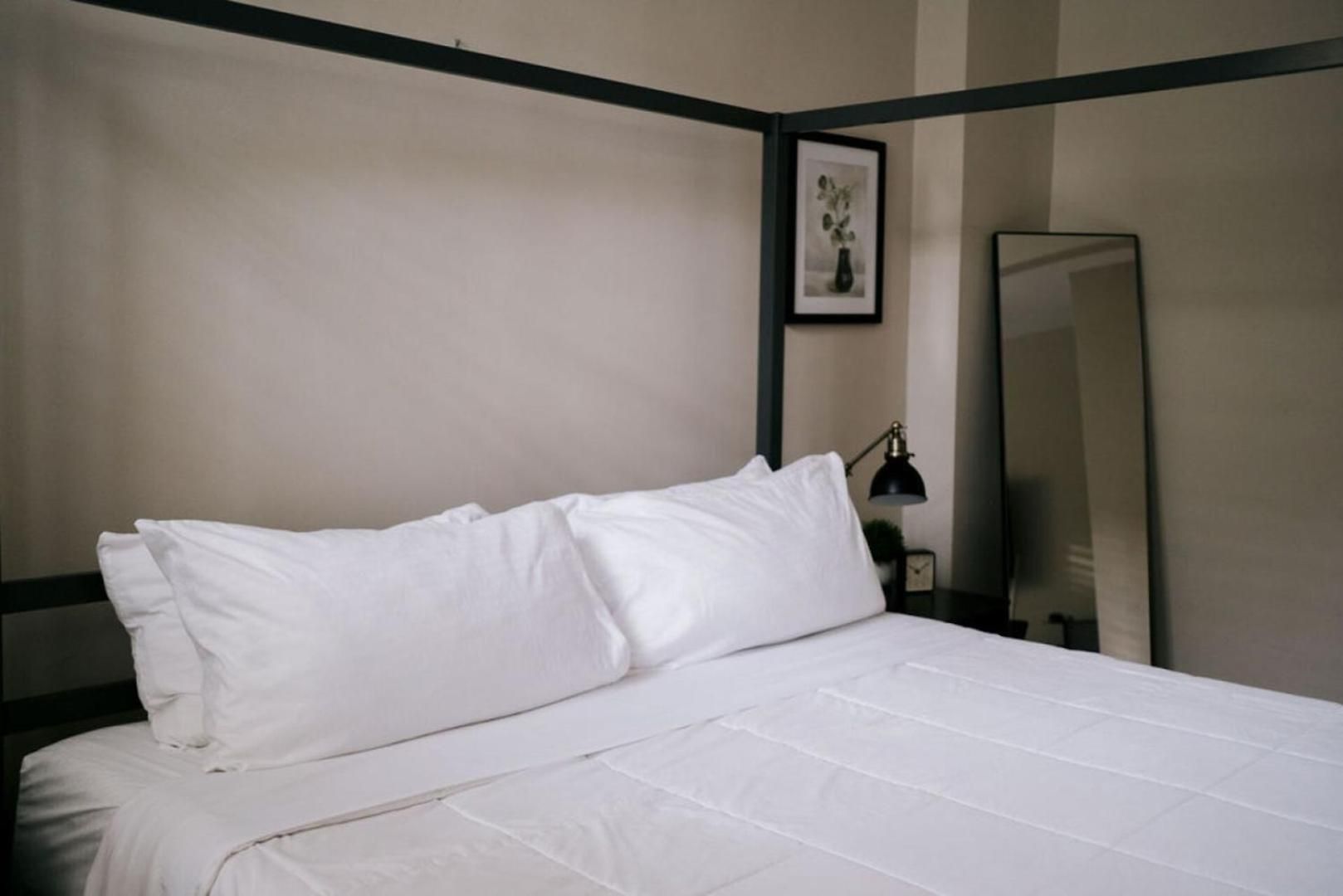 4 Bedroom • Theater • Gym • Walk To Lincoln Park! Holiday home