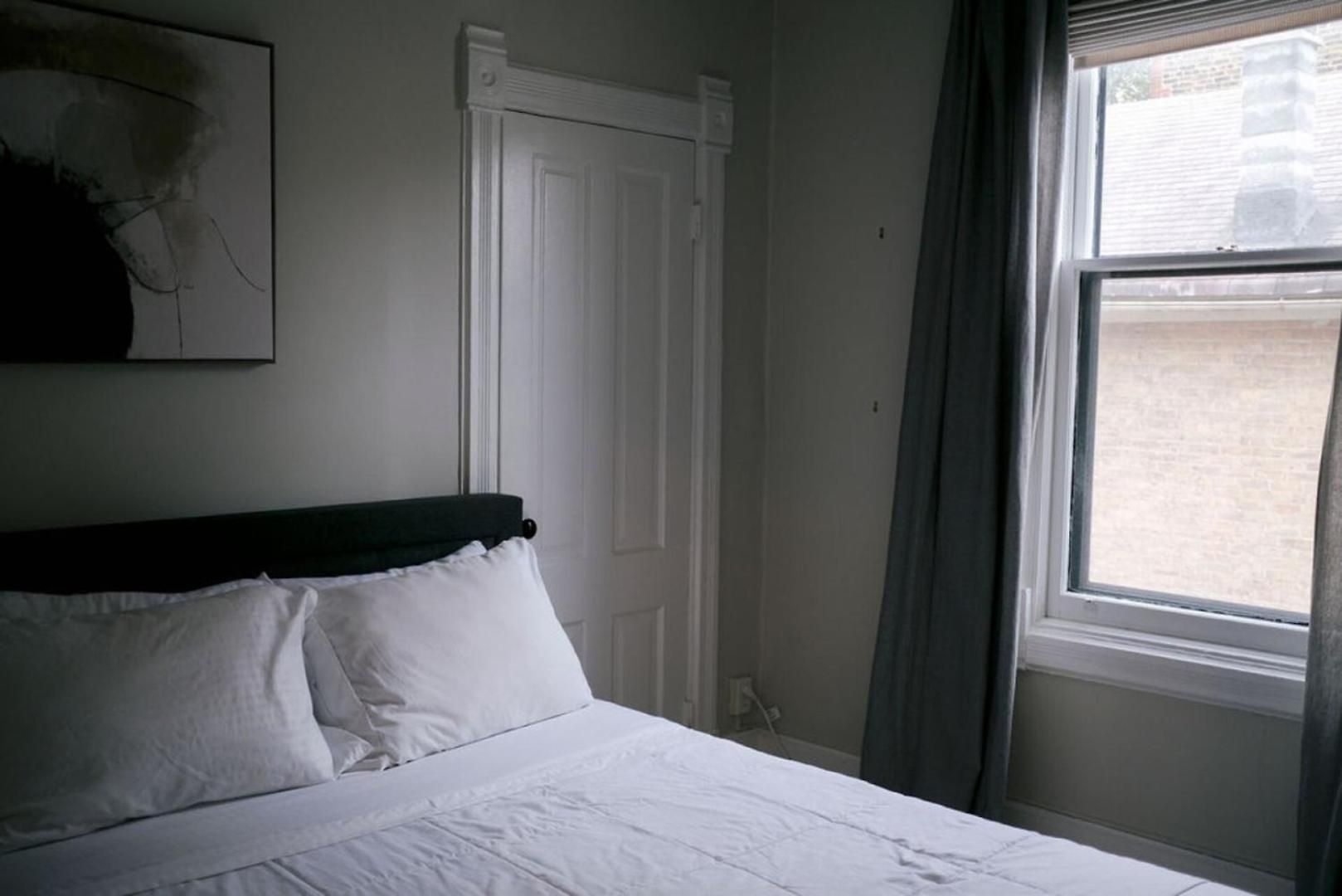 4 Bedroom • Theater • Gym • Walk To Lincoln Park! Holiday home